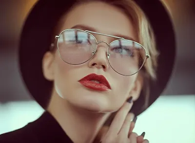 Frau mit Sonnenbrille