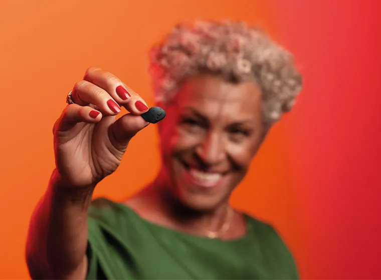 Frau mit dem Hörgerät Insio AX